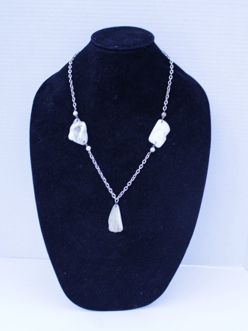 Art Deco White Silver Chain Shell Pendant Charm Necklace